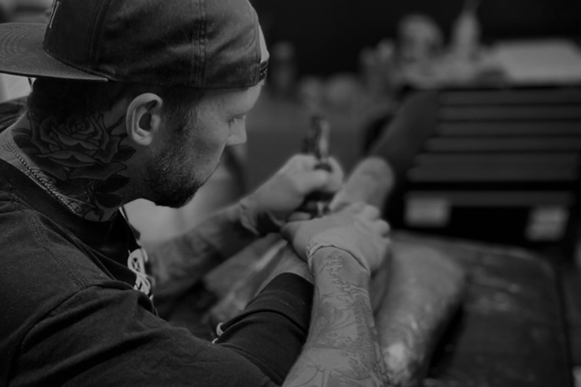 Tattoo artist Ernst van StayXGold Tattoo aan het werk bij True Spirit Tattoo in Barendrecht