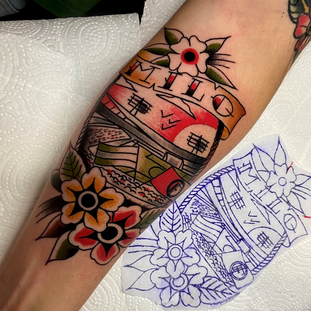 Traditional tattoo met microfoon op de arm door StayXGold Tattoo Barendrecht