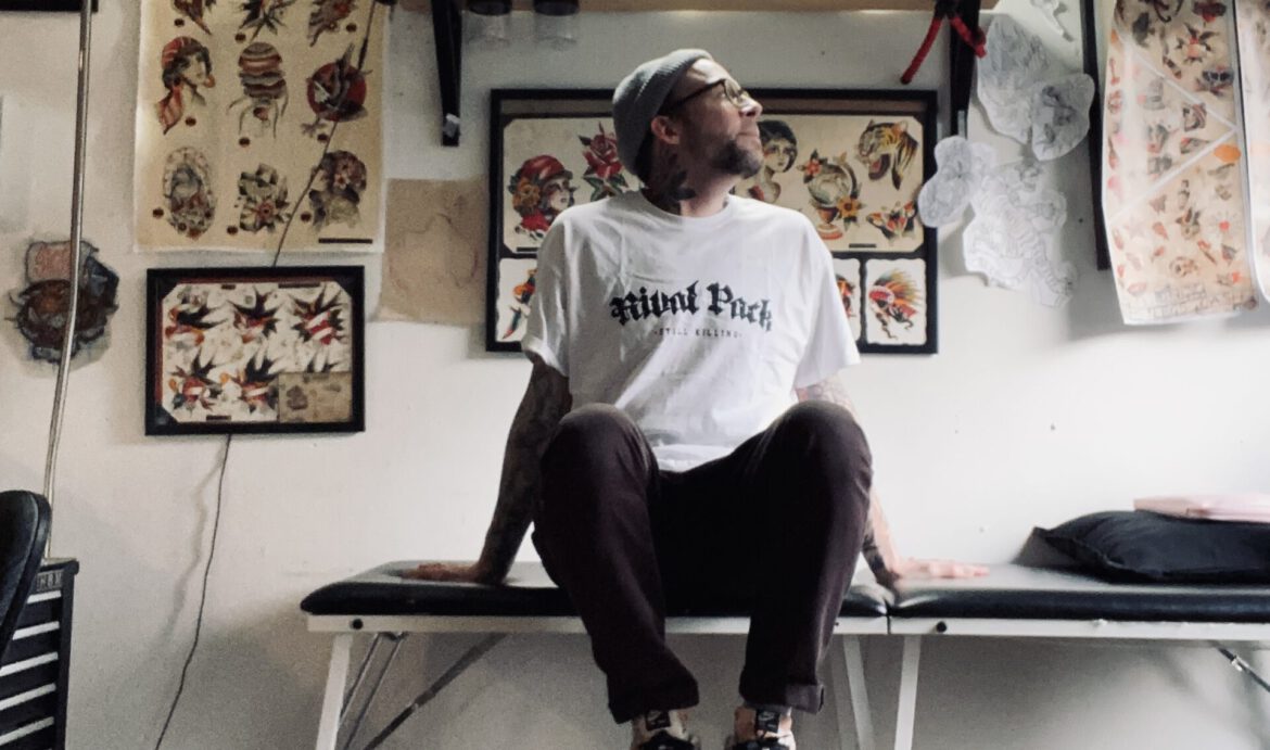 Authentieke sfeerimpressie van Stayxgold tijdens het tatoeëren bij Stay Gold Tattoo in Barendrecht