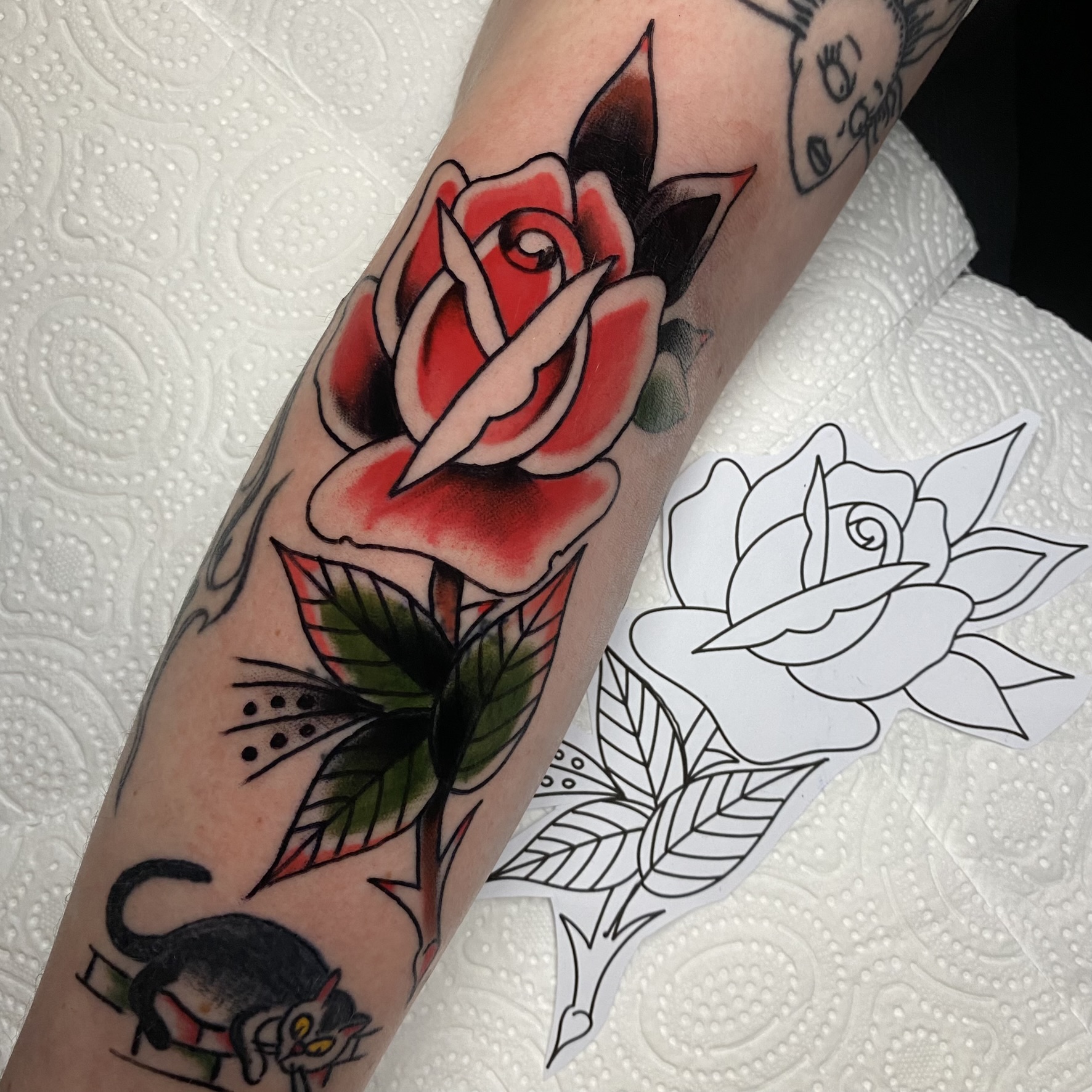 Cover-up met traditional roos door Ernst bij tattooshop True Spirit in Barendrecht