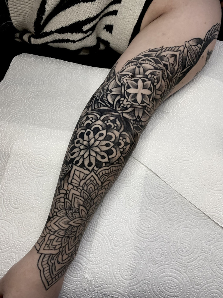Mandala en geometric tattoo op de arm door StayXGold Tattoo in Barendrecht