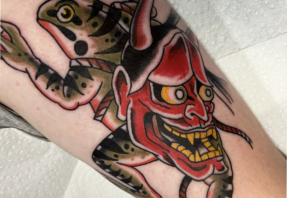 Hannya kikker tattoo in Japanse traditional stijl op de bovenarm door StayXGold Tattoo Barendrecht