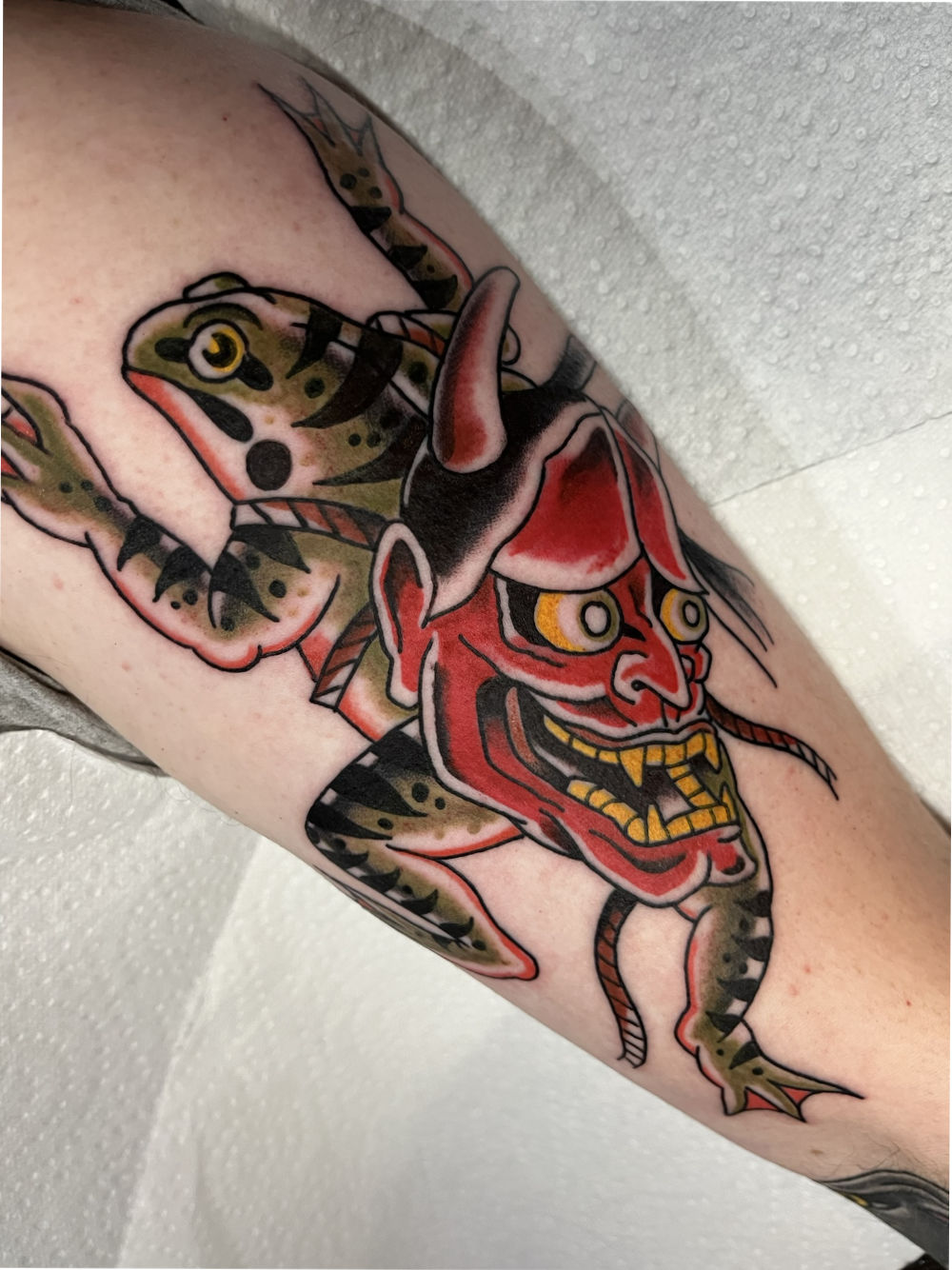 Hannya kikker tattoo in Japanse traditional stijl op de bovenarm door StayXGold Tattoo Barendrecht