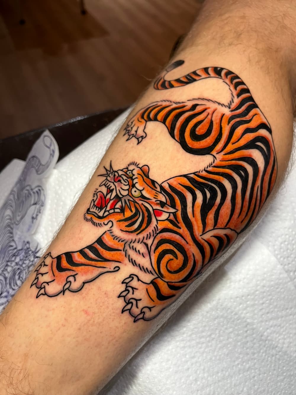 Japanese tijger tattoo op het been door Ernst bij True Spirit Tattoo Barendrecht
