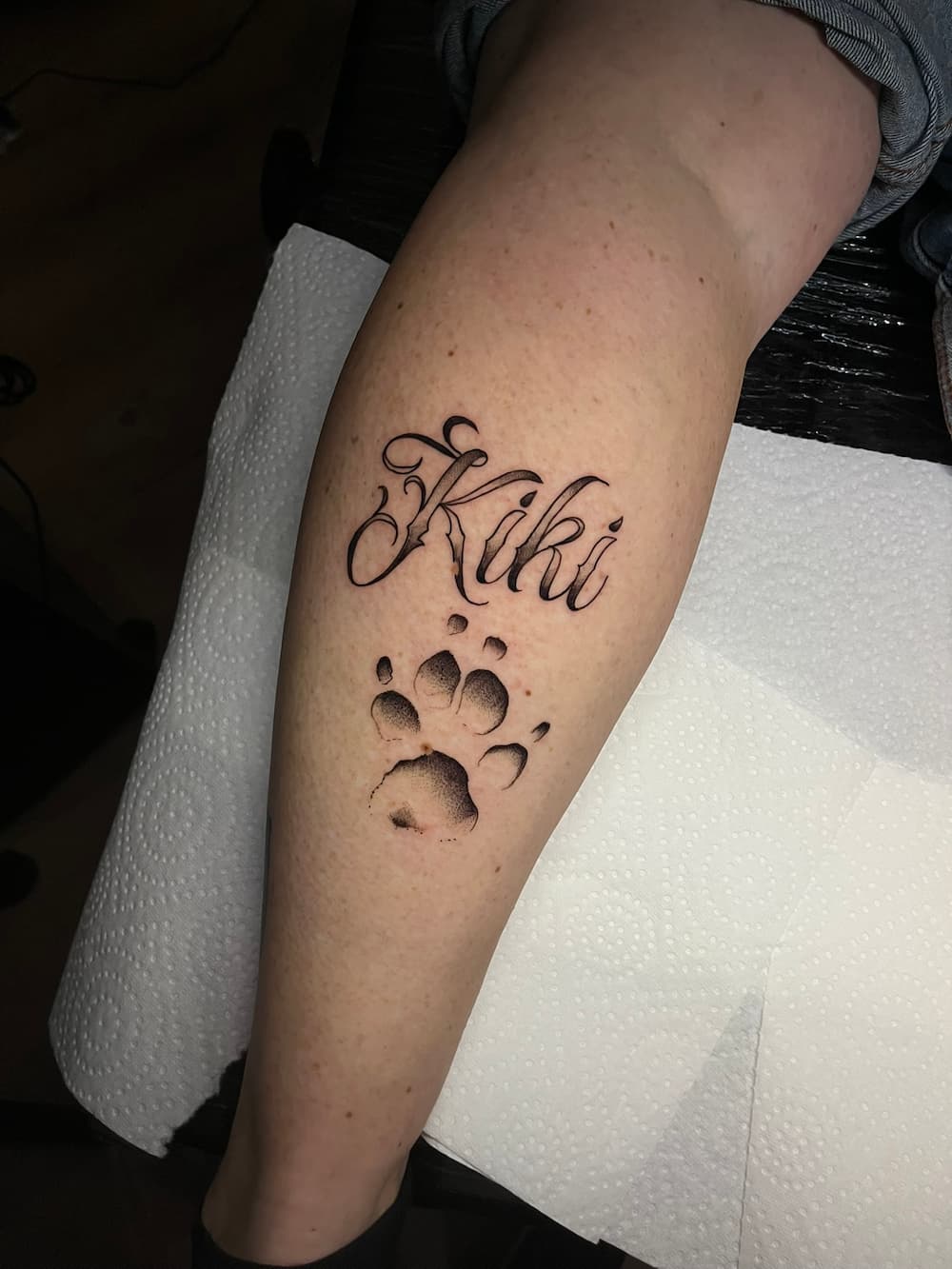Lettering tattoo op het been door StayXGold Tattoo Barendrecht