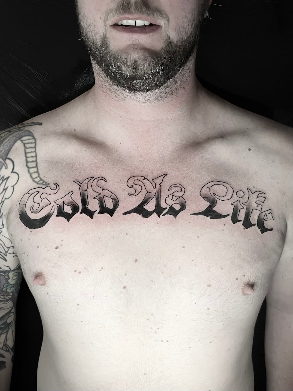 Lettering tattoo op de borst door Ernst, tattoo artiest Barendrecht