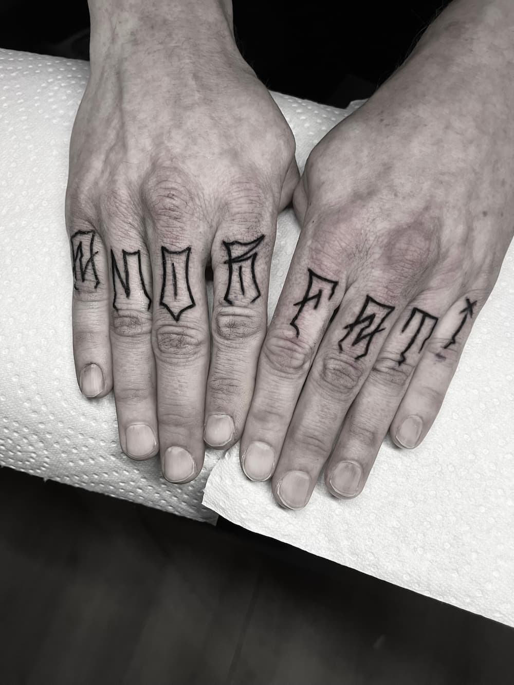 Lettering tattoo op de hand door Ernst bij True Spirit Tattoo Barendrecht