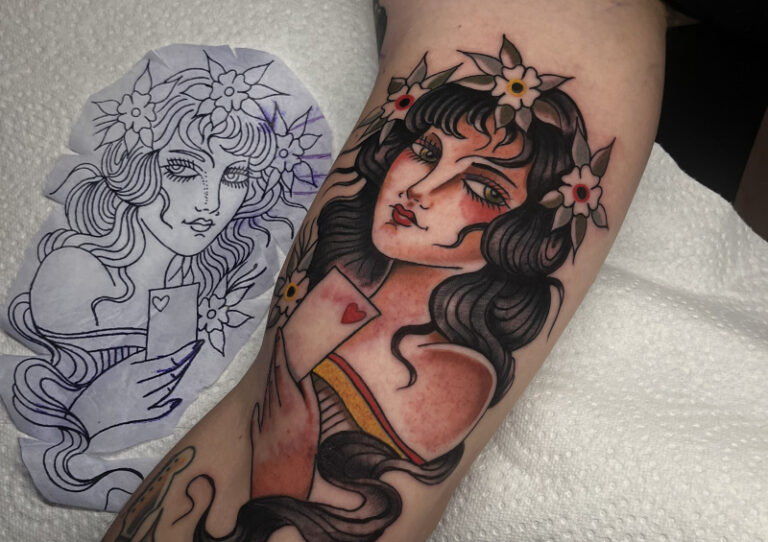 Close-up van een traditional gypsy tattoo door StayXGold Tattoo Barendrecht