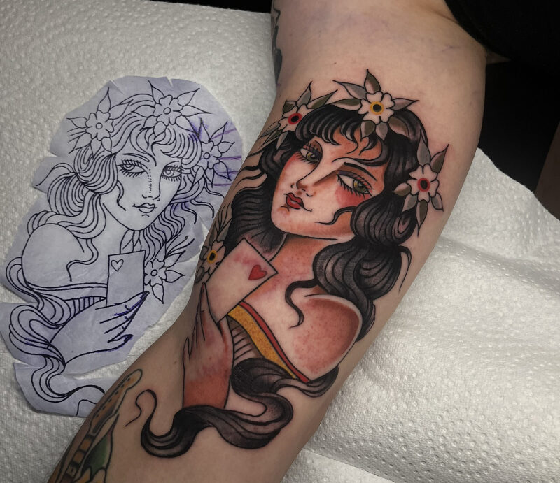 Close-up van een traditional gypsy tattoo door StayXGold Tattoo Barendrecht