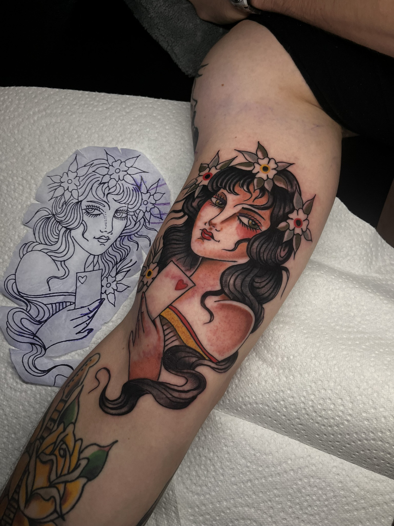 Close-up van een traditional gypsy tattoo door StayXGold Tattoo Barendrecht