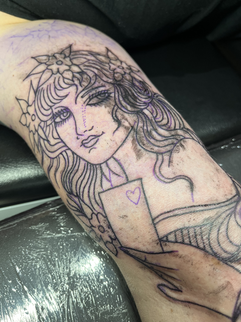 Linework van een traditional gypsy tattoo op de binnenarm, met het eerste stencil nog zichtbaar, bij StayXGold Tattoo Barendrecht