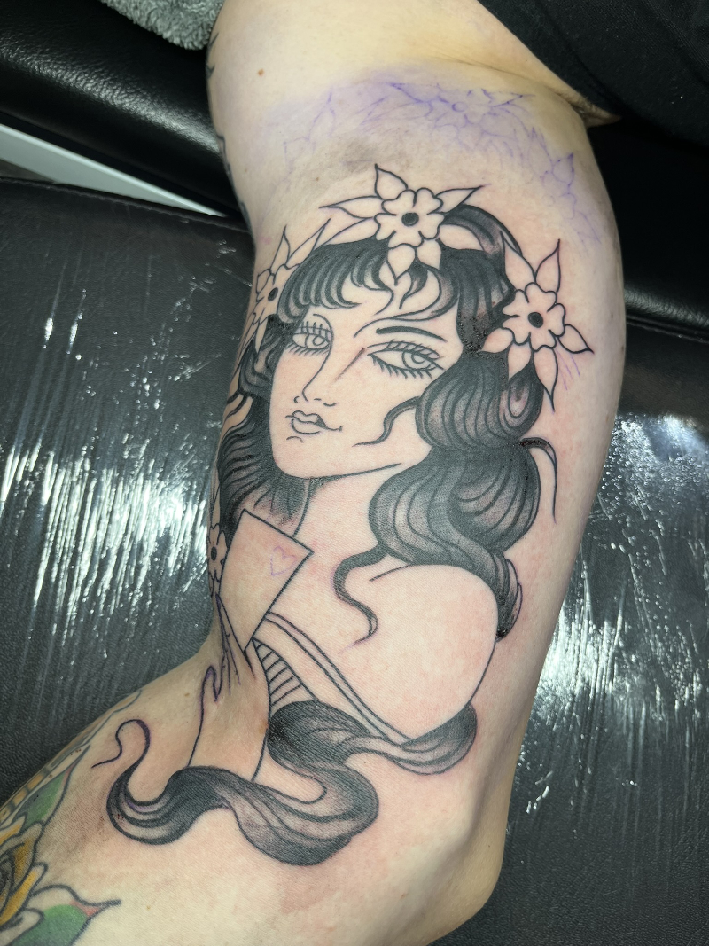 Traditional gypsy tattoo met lijnen en schaduw gezet bij StayXGold Tattoo Barendrecht