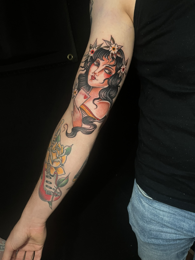 Afgeronde traditional gypsy tattoo op de arm door StayXGold Tattoo Barendrecht