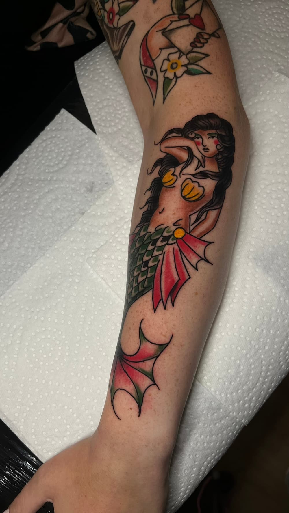 Traditional zeemeermin tattoo op de arm door Ernst bij True Spirit Tattoo Barendrecht